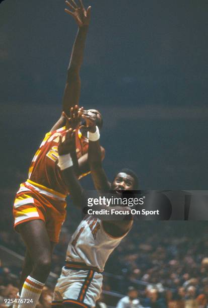 Jim Chones of the Cleveland Cavaliers shoots over Bob McAdoo of the New York Knicks during an NBA basketball game circa 1976 at Madison Square Garden...