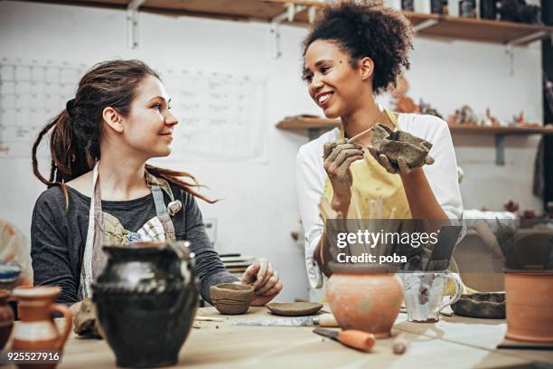 ceramisti femminili in studio d'arte - art and craft foto e immagini stock