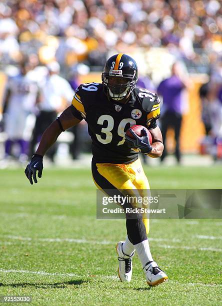 Willie Parker of the Pittsburgh Steelers runs with the ball during the NFL game against the Minnesota Vikings at Heinz Field on October 25, 2009 in...