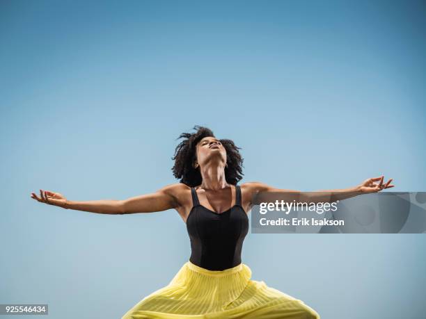 black woman dancing with arms outstretched - stronger 2017 film stock-fotos und bilder