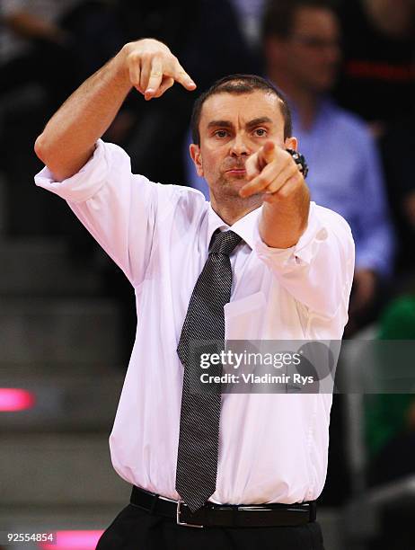 Head Coach Luka Pavicevic of Alba gives instructions during the Beko Basketball Bundesliga game between Telekom Baskets and Alba Berlin at Telekom...