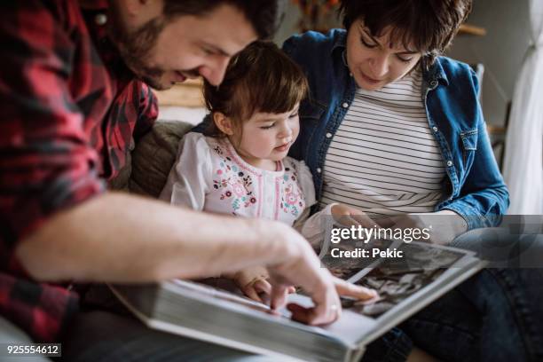 tomando un vistazo a algunas de las fotos de la familia - nostalgia fotografías e imágenes de stock