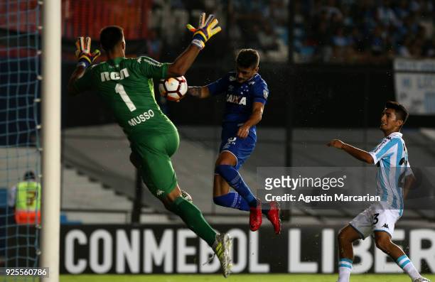 Giorgian De Arrascaeta of Cruzeiro heads the ball to score the first goal of his team during a Group E match between Racing Club and Cruzeiro as part...