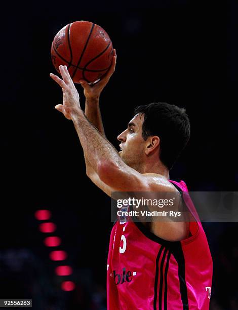 Chris Ensminger of Baskets in action during the Beko Basketball Bundesliga game between Telekom Baskets and Alba Berlin at Telekom Dome on October...