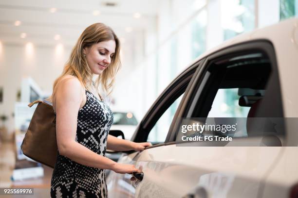年輕女子買一輛新車 - buying a car 個照片及圖片檔