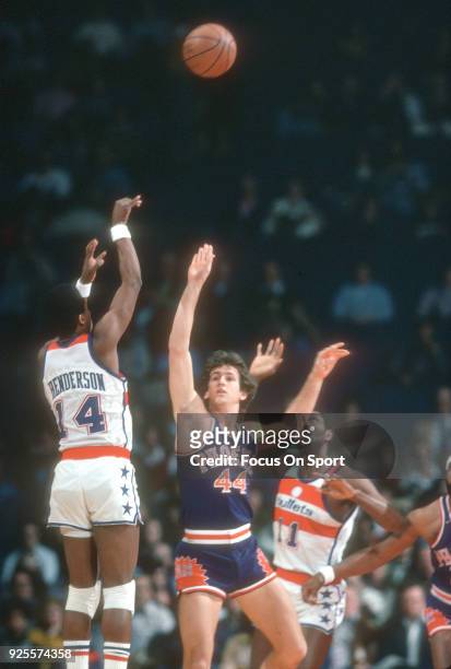 Tom Henderson of the Washington Bullets shoots over Paul Westphal of the Phoenix Suns during an NBA basketball game circa 1978 at the Capital Centre...
