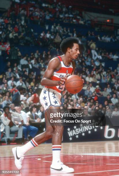 Dave Bing of the Washington Bullets dribbles the ball during an NBA basketball game circa 1975 at the Capital Centre in Landover, Maryland. Bing...