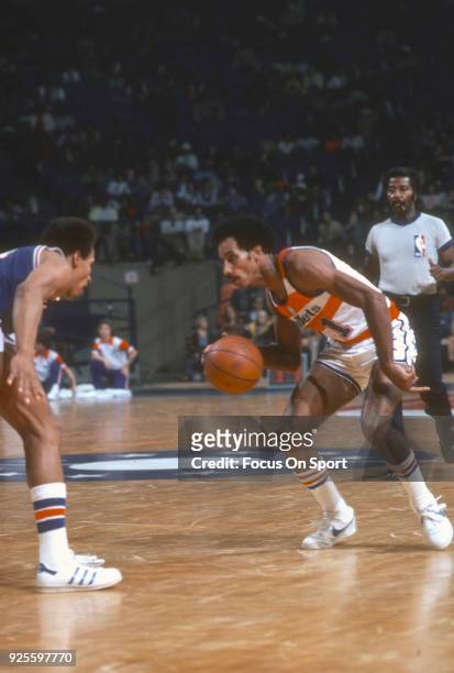 Dave Bing of the Washington Bullets dribbles the ball against the Kansas City Kings during an NBA basketball game circa 1976 at the Capital Centre in...