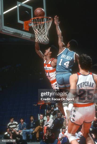 Dave Bing of the Washington Bullets goes in for a layup over Bird Averitt of the Buffalo Braves during an NBA basketball game circa 1977 at the...