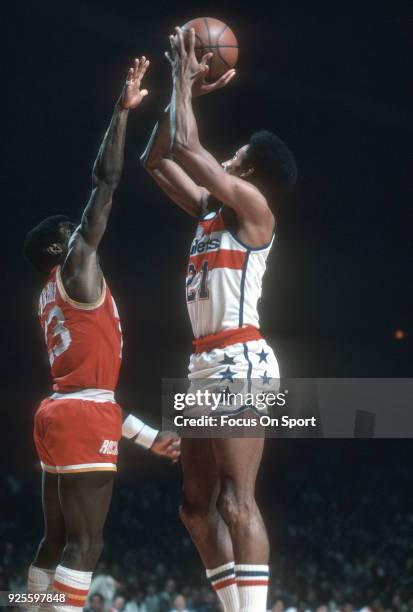 Dave Bing of the Washington Bullets shoots over Calvin Murphy of the Houston Rockets during an NBA basketball game circa 1975 at the Capital Centre...