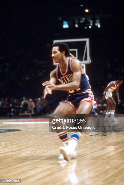 Dave Bing of the Detroit Pistons passes the ball against the Washington Bullets during an NBA basketball game circa 1975 at the Capital Centre in...