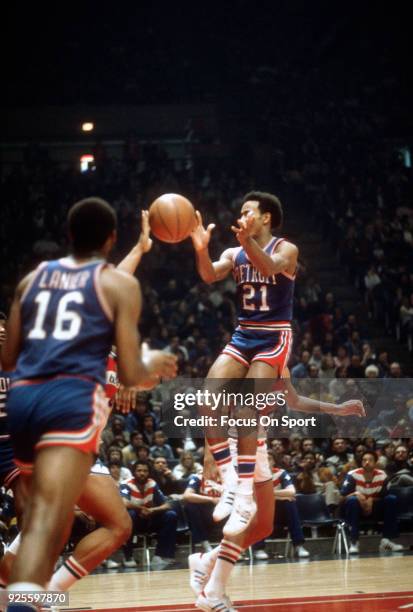 Dave Bing of the Detroit Pistons passes the ball against the Washington Bullets during an NBA basketball game circa 1975 at the Capital Centre in...