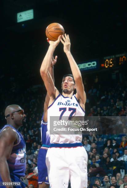 Gheorghe Muresan of the Washington Bullets shoots against the Utah Jazz during an NBA basketball game circa 1995 at the US Airways Arena in Landover,...