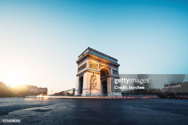 ochtend verkeer op de arc de triomphe - arc de triomphe parijs stockfoto's en -beelden