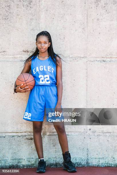 volledige lengte vrouwelijke speler met bal tegen muur - female basketball player stockfoto's en -beelden