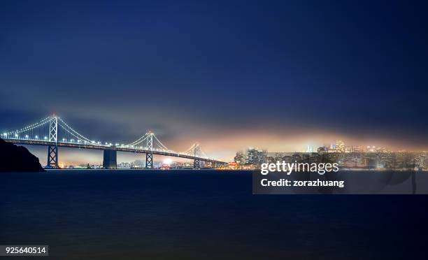 san francisco skyline bei nacht, kalifornien, usa - golden gate bridge city fog stock-fotos und bilder
