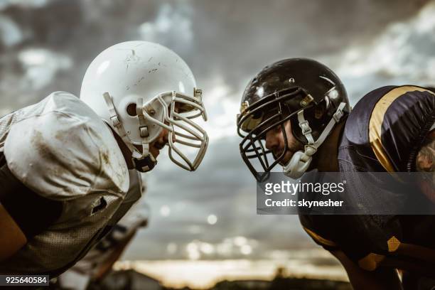 american-football-spieler vor beginn eines spiels konfrontiert. - confrontation stock-fotos und bilder
