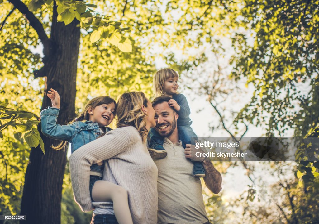 Onder zicht op zorgeloos familie plezier in de lente.