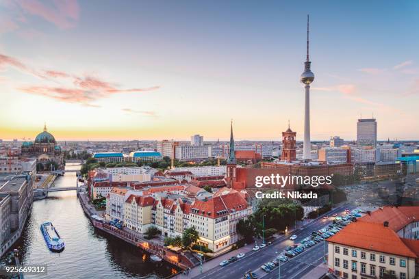 vista de los edificios de la ciudad de berlín (alemania) y torre de televisión al atardecer - cultura alemana fotografías e imágenes de stock