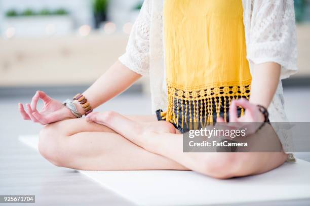 meditación con las piernas cruzadas - fashion woman floor cross legged fotografías e imágenes de stock