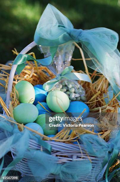 easter basket with eggs - easter basket with candy stock pictures, royalty-free photos & images