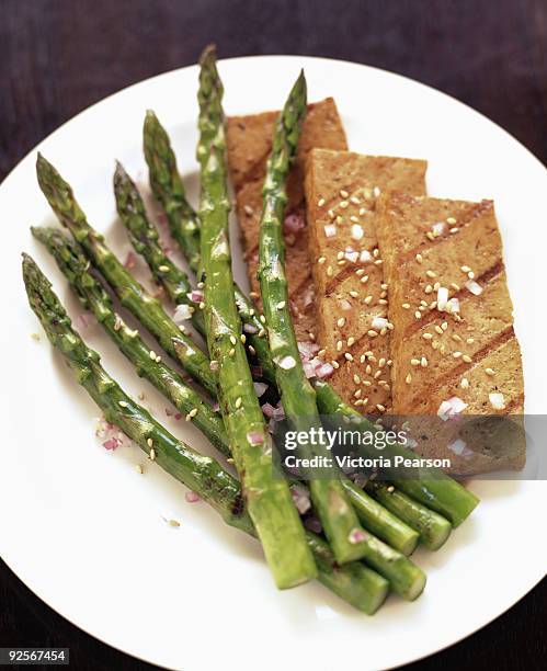 grilled marinated tofu and asparagus - soy dressing stock pictures, royalty-free photos & images