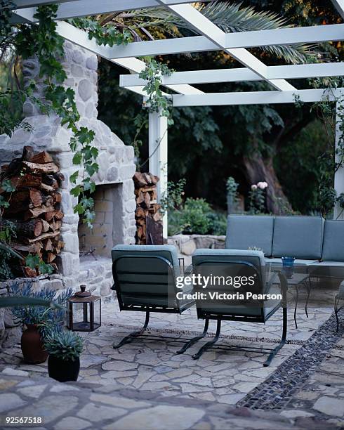 quaint outdoor room - pergola fotografías e imágenes de stock