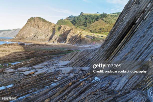 flysch geologic coast - zumaia imagens e fotografias de stock