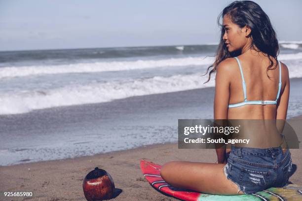 surfer girl ontspannen - kids swimsuit models stockfoto's en -beelden