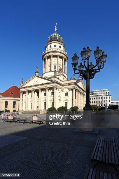französischer dom (french cathedral) at famous gendarmenmarkt (berlin, germany) - französischer dom fotografías e imágenes de stock