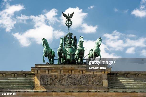 the quadriga statue on the brandenburg gate in berlin (germany) - quadriga statue brandenburg gate stock-fotos und bilder