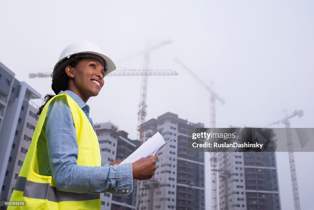 Ingegnere donna africana in un cantiere.
