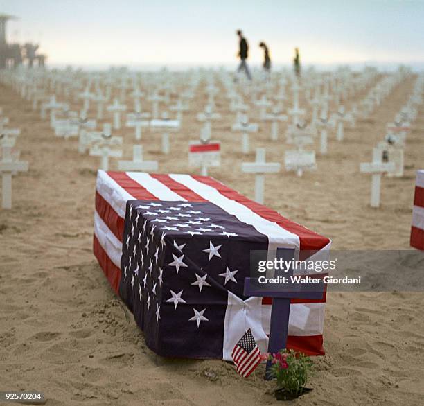 coffin with american flag on beach - giordani walter stockfoto's en -beelden