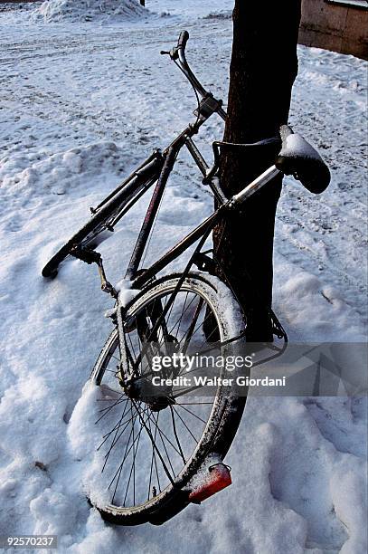 bicycle in the snow - giordani walter stockfoto's en -beelden