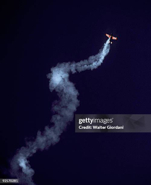 aircraft with smoke trail - giordani walter stockfoto's en -beelden