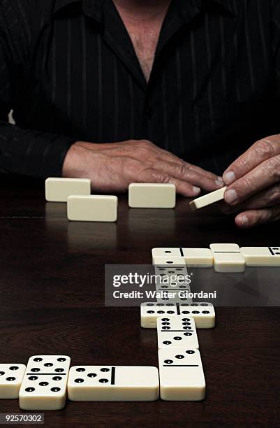 man playing dominos - giordani walter stockfoto's en -beelden