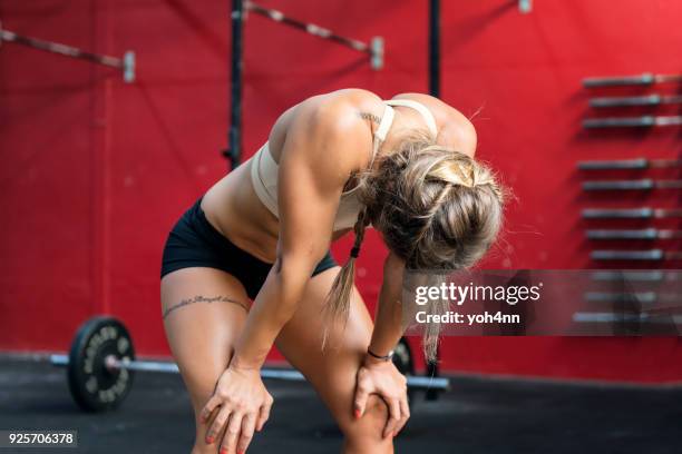 müde frau & krafttraining - langhantel stock-fotos und bilder