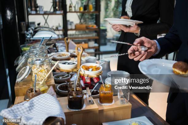 mensen uit het bedrijfsleven hebben een maaltijd in het restaurant van hotel - buffet stockfoto's en -beelden