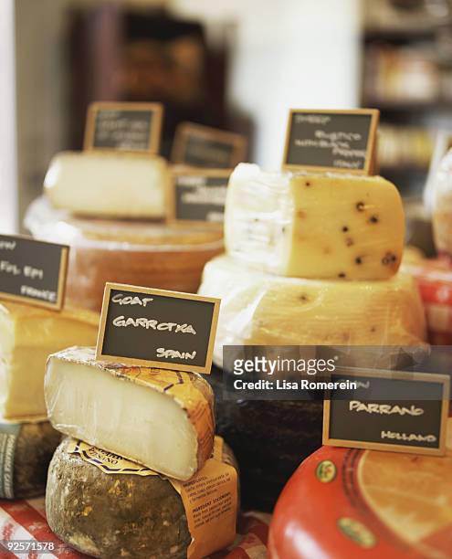 variety of cheeses in shop - wiel kaas stockfoto's en -beelden