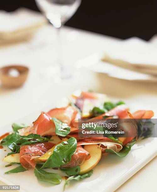 prosciutto , peach , and arugula salad - prosciutto stock photos et images de collection