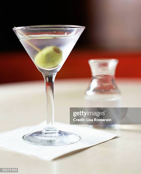 martini with olive - dirty martini 個照片及圖片檔