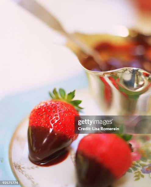 chocolate dipped , strawberries - afrodisíaco fotografías e imágenes de stock