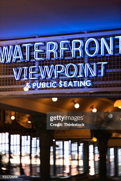 neon sign - pike place market sign stockfoto's en -beelden