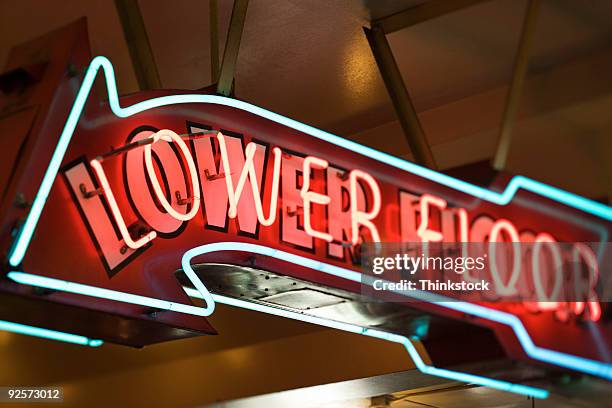 neon sign - pike place market sign imagens e fotografias de stock