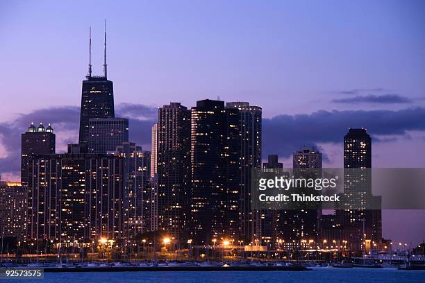 chicago skyline at dusk - thinkstock 個照片及圖片檔