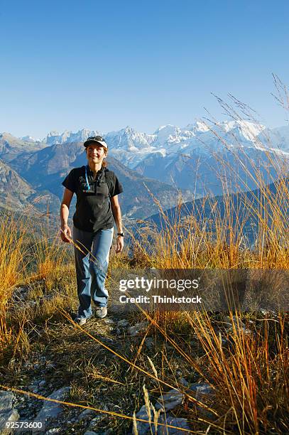 hiker on trail - thinkstock 個照片及圖片檔