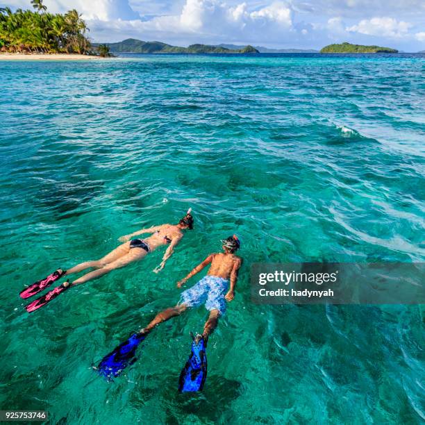 jong koppel snorkelen op de oost-chinese zee, filippijnen - snorkel reef stockfoto's en -beelden