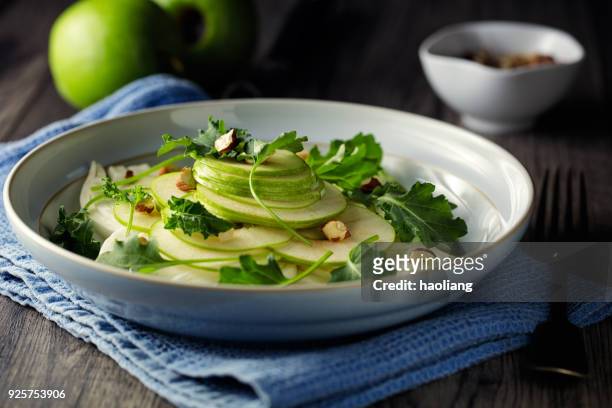 緑のリンゴ、フェンネルと赤ちゃんケールのサラダ - green salad ストックフォトと画像