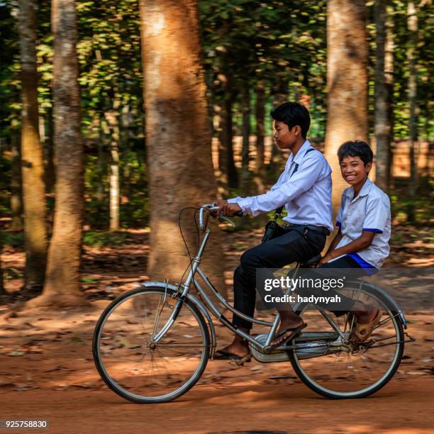 estudantes do camboja, andar bicicleta, camboja - traditionally cambodian - fotografias e filmes do acervo