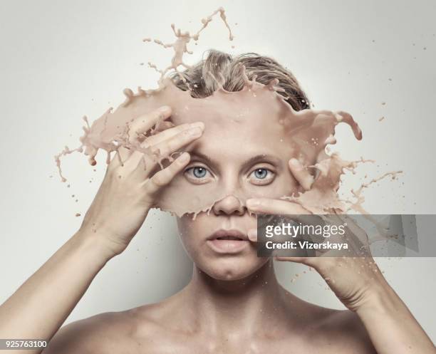 ritratto surreale di ragazza con il viso fuso - girl liquid foto e immagini stock